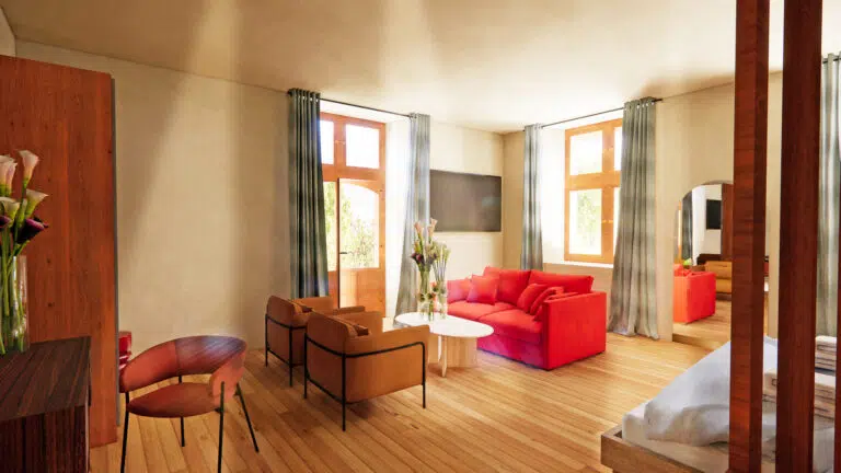 The suite offers an elegant and bright setting for your stay, with a sleeping area and a sitting area with a direct view of the castle grounds.